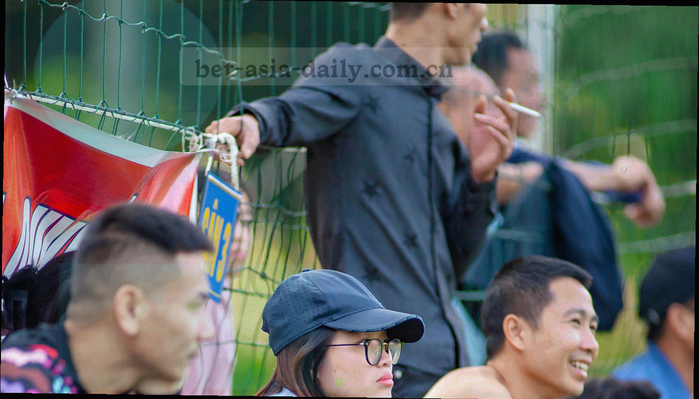 深海蓝背景中由细线与胶囊节点组成的抽象访问路线图，无人物与真实地点